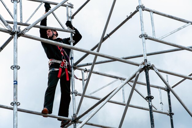 Efficient Mast Climbing Work Platforms at Secure Scaffold